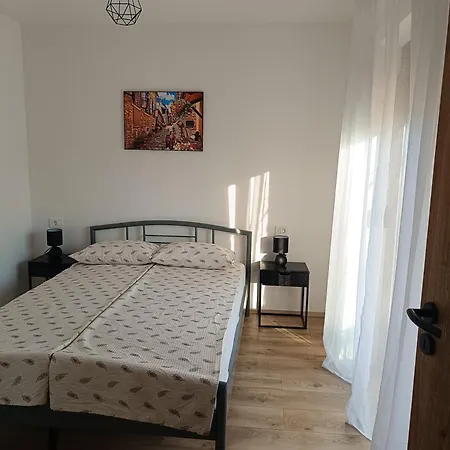 Apartment Lush Terrace Pula